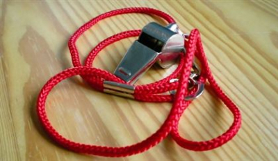 Судья ударил кулаком в лицо футболиста за нарушение правил