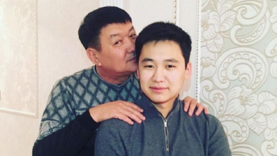 &quot;Помоложе бери, чтобы сына родила&quot;: Зангар Нуртас поговорил с отцом о выборе невесты