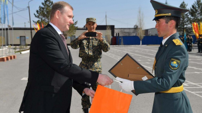 Гендиректор "АрселорМиттал Темиртау" поздравил военнослужащих