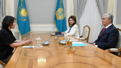 Токаев встретился с актрисой Самал Еслямовой