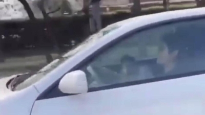 Женщину с малолетними детьми за рулем сняли на видео в Алматы