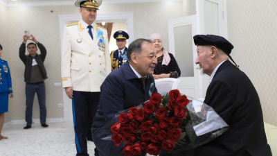 Тугжанов навестил единственного оставшегося в живых воина легендарной 101-й стрелковой бригады