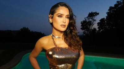 "Она всегда сияет": Сальма Хайек в роскошном платье собрала комплименты фанатов