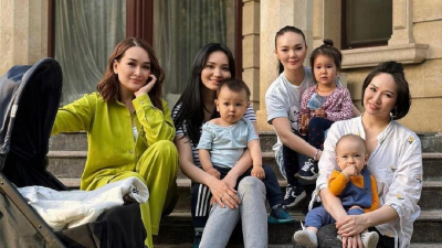 Фото участниц группы &quot;Асыл&quot; с детьми умилило Казнет