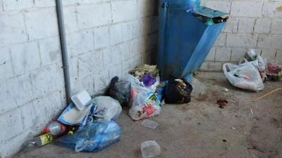 "Кругом вонючие отходы": микрорайон Актау утопает в грязи из-за массового увольнения сотрудников КСК