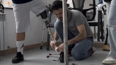 "Мечтаю стать чемпионом": лишившийся ног мальчик обрел протез