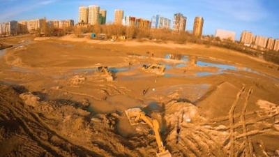 Эпичное видео с погрязшей в Сайране техникой снял алматинец