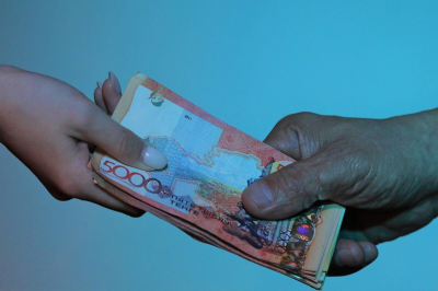 В Актобе пенсионерка рассказала, как отдала миллион тенге незнакомке