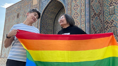 "Радужный" флаг развернули на фоне мавзолея Ходжи Ахмета Яссауи в Туркестане