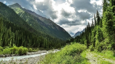 Алматинцам посоветовали весной носить в горы белую одежду