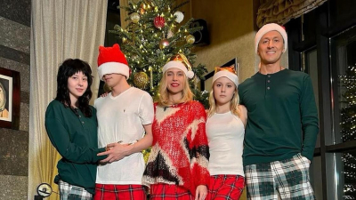 Глюкоза поделилась кадрами с фотосессии и рассказала о новогодней семейной традиции