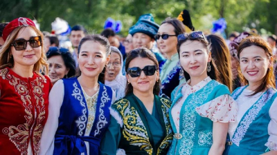 Свыше 1000 участников собрал парад национальных костюмов в Атырау