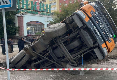 В центре Семея грузовик провалился в яму