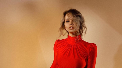 "И это мать двоих детей?!": Дарья Александрова в эффектном красном платье очаровала Казнет