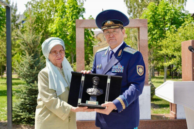 Мемориальную доску в честь Бауыржана Момышулы открыли на его малой родине в Жамбылской области