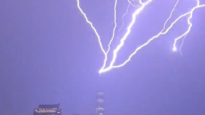 "Бог хочет что-то сказать": молния ударила в шпиль самого высокого здания США (видео)