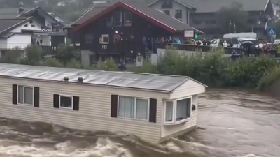 Кадры плывущего по реке дома после шторма в Норвегии удивили пользователей (видео)