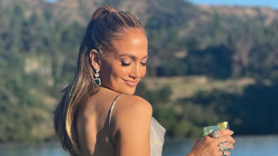 &quot;Выглядишь на 24&quot;: 54-летняя Дженнифер Лопес выложила фото в бикини со дня рождения