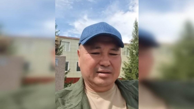 "Жить невозможно": полчища комаров атаковали депутата во время поездки в ВКО (видео)