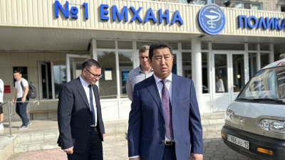 "Главврач заспанный": аким СКО без предупреждения приехал в поликлинику