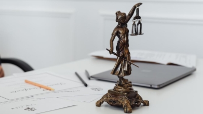 Житель Атырауской области пьяный пришел в суд, а потом молча покинул зал