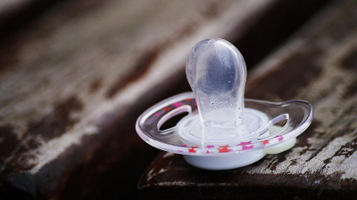 Скрученная перчатка младенцу вместо соски: слух об одном из центров в Алматы распространился в Сети