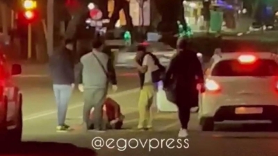 Усевшийся посреди оживленной дороги мужчина озадачил водителей в Алматы (видео)