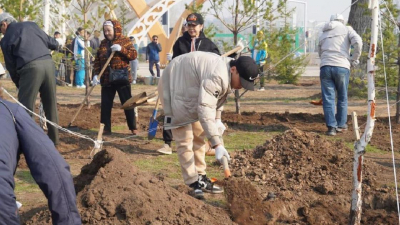 Уборка, озеленение, общение: как в Астане прошел общегородской субботник