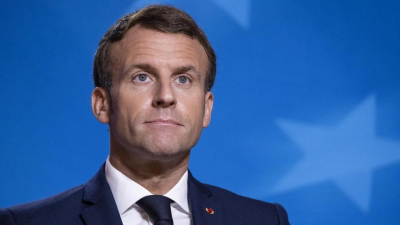 Макрон на публике залпом выпил бутылку пива за несколько секунд