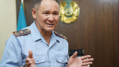 Толкнувшего иностранку возле бара в Алматы полицейского уволили