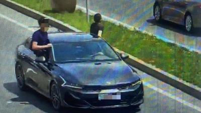 Пассажиры высунулись из окон: двух водителей наказали в Алматы (видео)