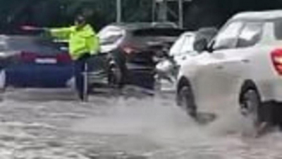 Сильный ливень обрушился на Костанай: затоплены улицы, не работали светофоры