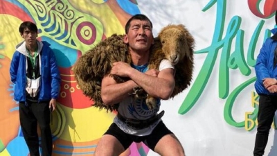 Военный в Алматы установил рекорд Казахстана, подняв 50-килограммового барана 2050 раз