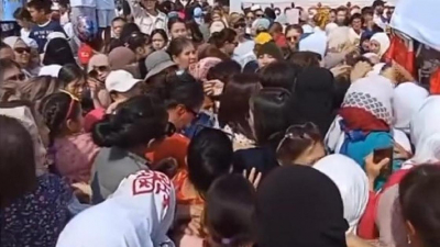 Массовую давку из-за подарков сняли на видео в Атырау