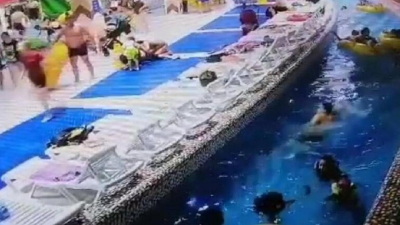 Спасение тонущего в бассейне ребенка попало на видео в Астане