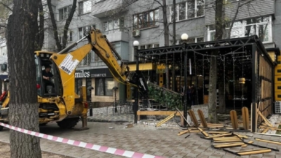 Еще одно незаконное летнее кафе сносят в Алматы