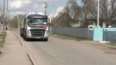 Разбитые дороги и поврежденные заборы: сельчане Алматинской области пожаловались на большегрузы