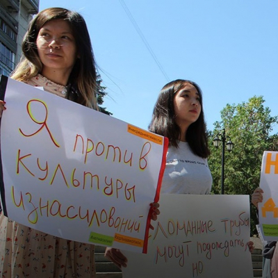 Акция активистов на Арбате: &laquo;Восстановить трубы можно успеть, а вот сломанные души нет&raquo;