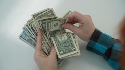 Как казахстанцам защитить свои деньги от банковского кризиса