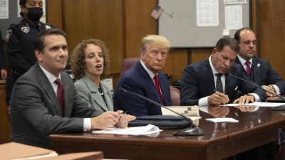 Трампу предъявили обвинения по 34 пунктам, а после отпустили из зала суда