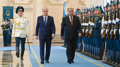 Президенты Казахстана и Таджикистана провели переговоры в расширенном составе