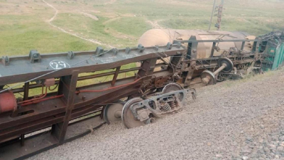 Почти 20 грузовых вагонов опрокинулись в Шымкенте (фото)