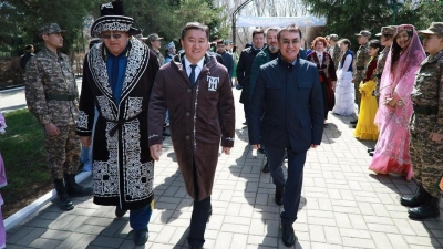 500 литров наурыз коже, тонна плова и несколько тысяч горячих баурсаков раздали гостям в Amanzholov University