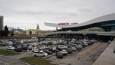 В аэропорту Алматы объяснили огромные очереди и заторы