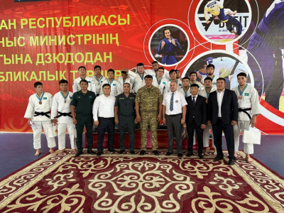 Гвардейцы на пьедестале почета