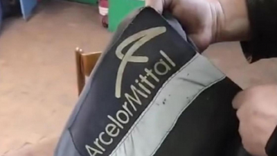 Видео, где рабочие срывают нашивку ArcelorMittal с формы, объяснили в Qarmet