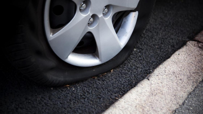 Пробитые колеса и погнутые диски: жители Уральска винят в этом реконструкцию дороги