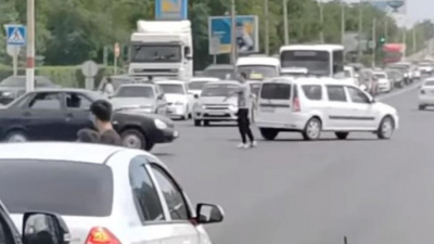 Прохожий с газетой регулировал перекресток в Уральске: в полиции отреагировали на видео