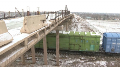 Жители Тараза просят отремонтировать аварийный мост на железной дороге