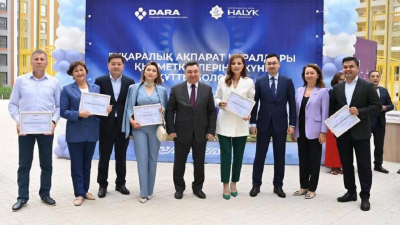 Работники государственных СМИ получили сертификаты на квартиры от имени президента